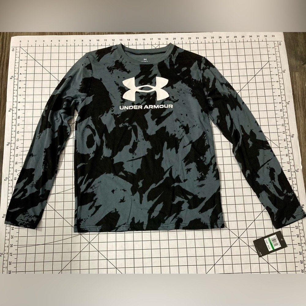 NWT Under Armour Boy’s Large Gray/Black Long Sleeve Shirt‎